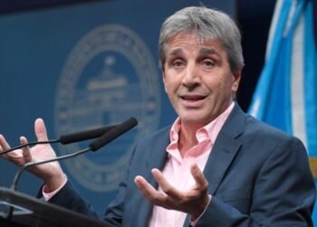 Luis Caputo ratificó que el Banco Central intervendrá si el dólar toca el techo de la banda