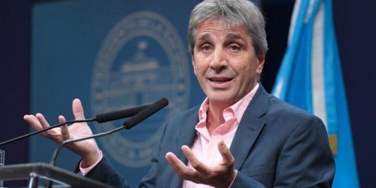 Luis Caputo ratificó que el Banco Central intervendrá si el dólar toca el techo de la banda