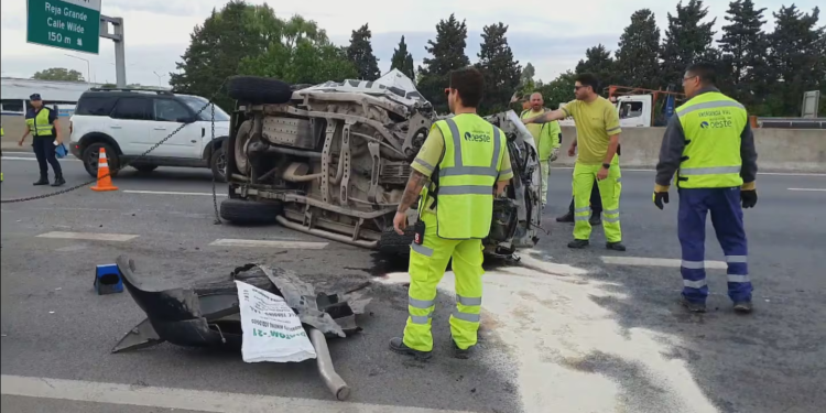 Dos personas murieron en un accidente en el Acceso Oeste: trabajan peritos y bomberos