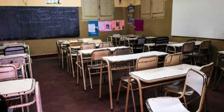 Debate Climático en Educación: Gremios exigen protocolos ante temperaturas extremas.