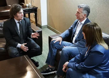 Ruido en la alianza: El ala dura de LLA quiere absorber al PRO, Macri resiste