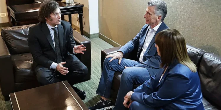 Ruido en la alianza: El ala dura de LLA quiere absorber al PRO, Macri resiste
