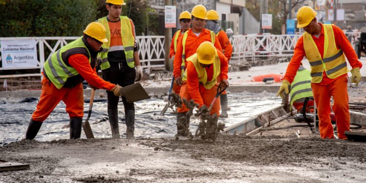 Parálisis en el sector: La construcción en Argentina se mantiene estancada desde el 2024.
