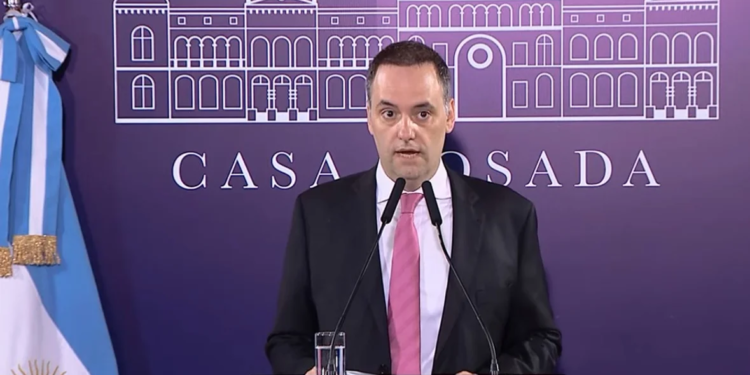 Adorni denuncia espionaje por parte del peronismo hacia su familia