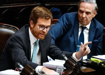 Críticas a Javier Milei: Massot advierte que “Sin educación no hay libertad”.