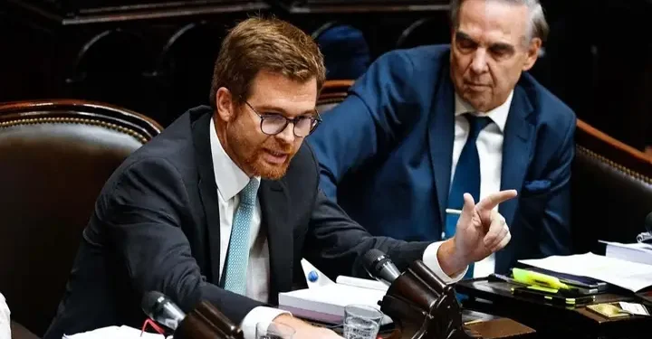 Críticas a Javier Milei: Massot advierte que “Sin educación no hay libertad”.