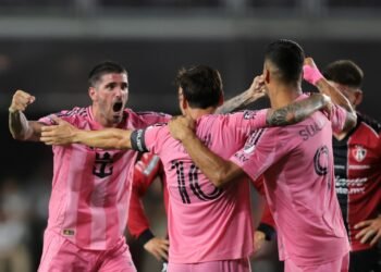Lionel Messi se pronuncia contra los insultos de los aficionados del Inter Miami mientras Rodrigo De Paul reacciona en un córner
