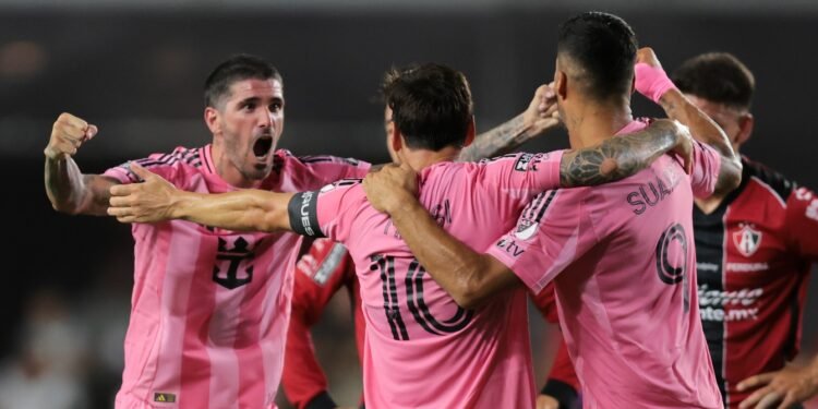 Lionel Messi se pronuncia contra los insultos de los aficionados del Inter Miami mientras Rodrigo De Paul reacciona en un córner