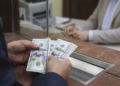 Los ahorristas optan por el dólar: compraron US$ 1.500 millones en abril, la cifra más elevada desde las elecciones