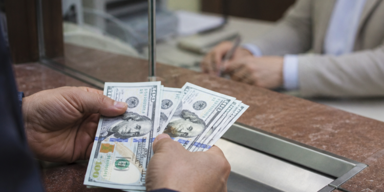 Los ahorristas optan por el dólar: compraron US$ 1.500 millones en abril, la cifra más elevada desde las elecciones