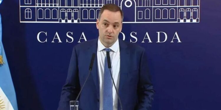 Solicitan la captura de Manuel Adorni por obstrucción a la investigación
