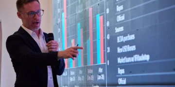 Todd Martínez, de Fitch, advierte sobre la deuda en dólares y las reservas: “Mejoran, pero siguen siendo insuficientes”