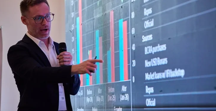 Todd Martínez, de Fitch, advierte sobre la deuda en dólares y las reservas: “Mejoran, pero siguen siendo insuficientes”