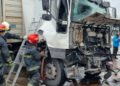 Accidente entre dos vehículos y un camión en la Autopista Perito Moreno