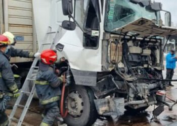 Accidente entre dos vehículos y un camión en la Autopista Perito Moreno