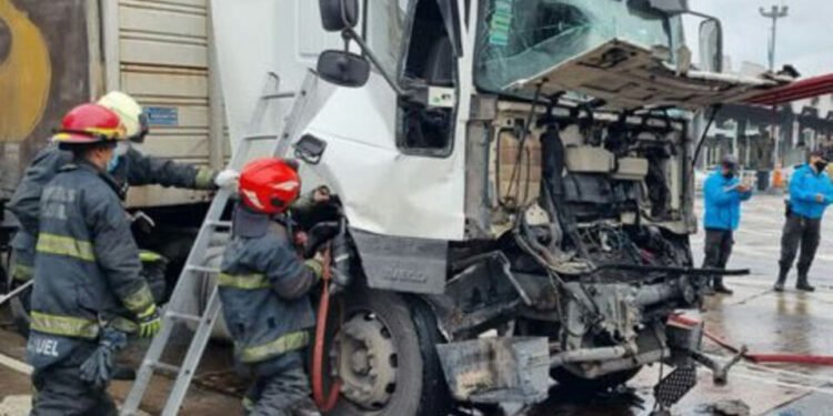 Accidente entre dos vehículos y un camión en la Autopista Perito Moreno