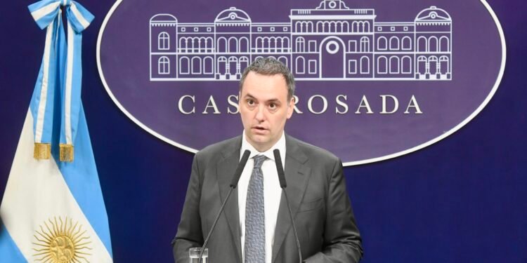 Incertidumbre en la Casa Rosada: Adorni recibe una prórroga, mientras Milei planifica una gira sin un rumbo claro