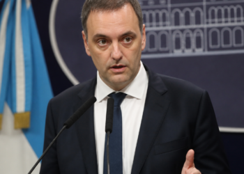 Adorni liderará una reunión política tras presentar su declaración jurada