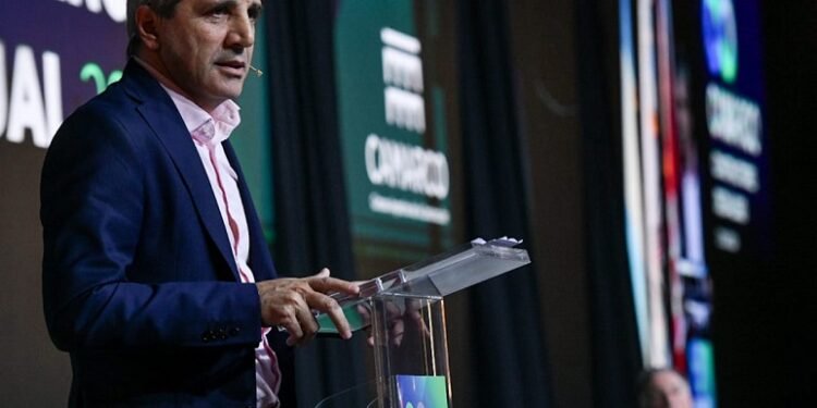 Caputo: “El desarrollo de créditos hipotecarios en dólares podría impulsarse a través del mercado de capitales”