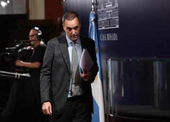 La renuncia de Manuel Adorni abre el debate sobre su futuro en YPF: Javier Milei deberá decidir sobre un cargo de $100 millones mensuales