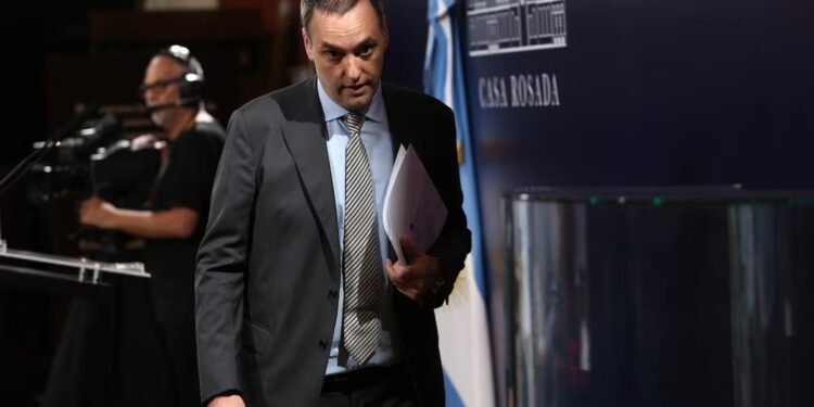 La renuncia de Manuel Adorni abre el debate sobre su futuro en YPF: Javier Milei deberá decidir sobre un cargo de $100 millones mensuales