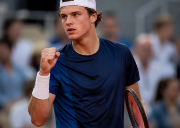 Jakub Mensik supera a Fonseca, rinde homenaje a Lendl y se prepara para enfrentar a Zverev en Roland Garros