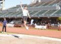 Atleta de 21 años utiliza su tiempo libre para ayudar a personas en situación de calle