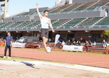 Atleta de 21 años utiliza su tiempo libre para ayudar a personas en situación de calle