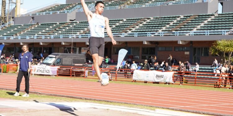 Atleta de 21 años utiliza su tiempo libre para ayudar a personas en situación de calle