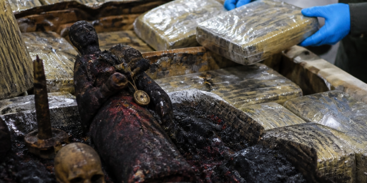 Relación entre brujería y narcotráfico: hallan ofrenda en cargamento de cocaína