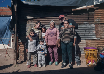 Más de 300 mil familias habitan viviendas con piso de tierra: las provincias más afectadas