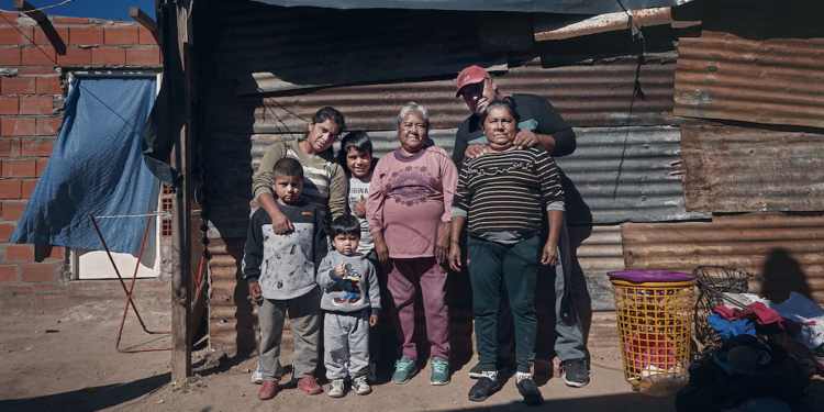 Más de 300 mil familias habitan viviendas con piso de tierra: las provincias más afectadas