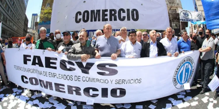 Salarios de empleados de comercio en julio: aumento y bono acordado