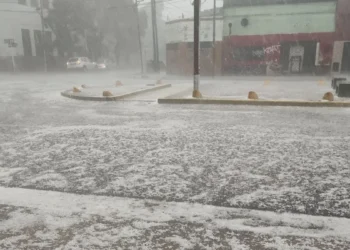 Tormentas en el AMBA: imágenes de granizo y calles anegadas