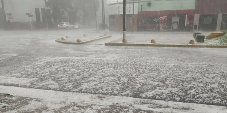 Tormentas en el AMBA: imágenes de granizo y calles anegadas