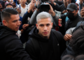 Vozinha, la nueva estrella del fútbol, llega a Chile para unirse a Colo Colo en medio de una gran bienvenida