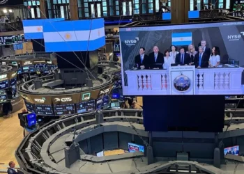 Mercados: caen las acciones argentinas y sube el riesgo país en un contexto desfavorable