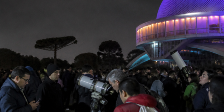 El Planetario de Buenos Aires fue epicentro del eclipse lunar: miles de asistentes y telescopios apuntando al cielo