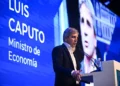 Caputo redefine su estrategia: la nueva modalidad para captar dólares en el mercado local