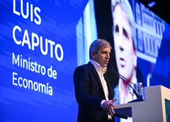 Caputo redefine su estrategia: la nueva modalidad para captar dólares en el mercado local