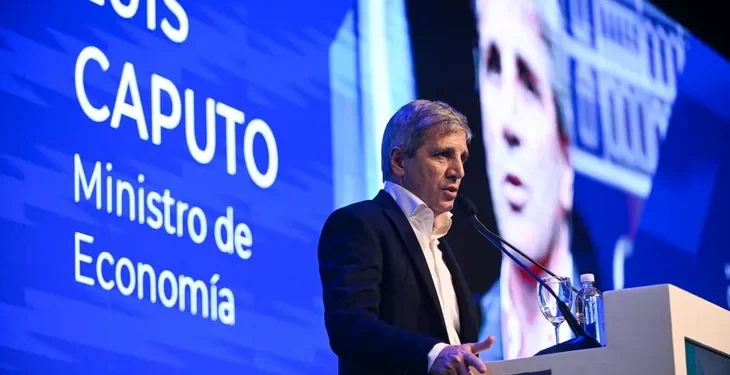 Caputo redefine su estrategia: la nueva modalidad para captar dólares en el mercado local