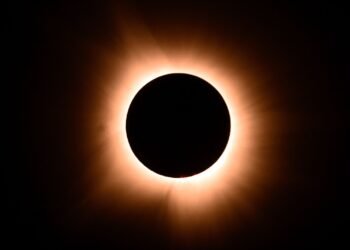 Las impresionantes imágenes del eclipse total de sol: un fenómeno visto alrededor del mundo