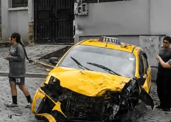 Accidente en Flores: taxi atropella a tres peatones