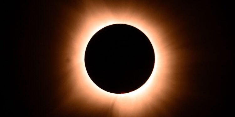 Las impresionantes imágenes del eclipse total de sol: un fenómeno visto alrededor del mundo