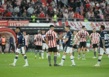 Estudiantes brilla en el clásico y aplasta a Gimnasia, que terminó con dos expulsiones y gran frustración