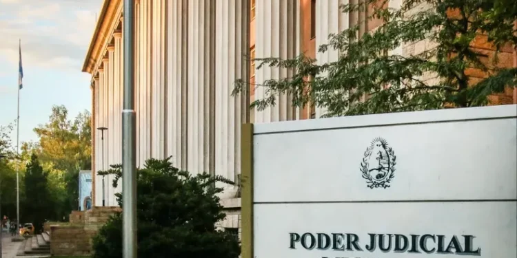 Una mujer trans demanda a su obra social por discriminación y logra su reincorporación