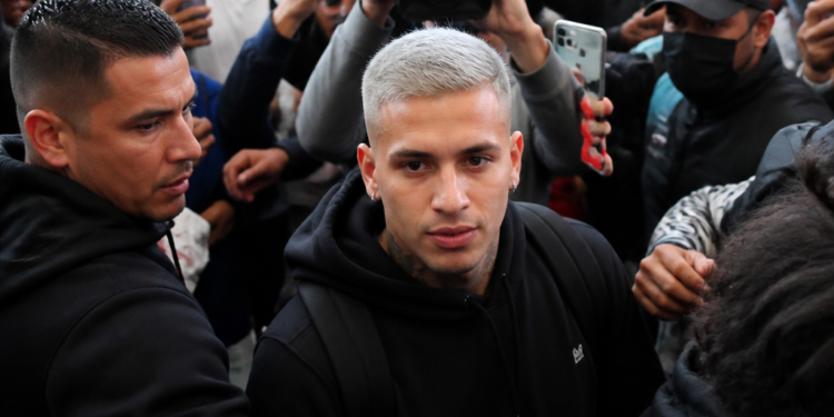 Vozinha, la nueva estrella del fútbol, llega a Chile para unirse a Colo Colo en medio de una gran bienvenida
