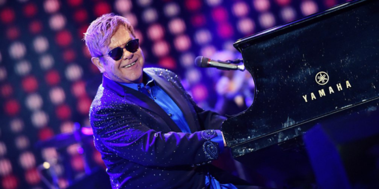 Elton John a los 79 años: “Camino 10 kilómetros por semana dentro de la pileta, juego al tenis y no consumo azúcar”