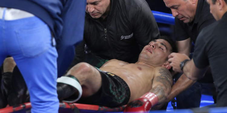 El contundente nocaut que sufrió un boxeador argentino, forzándolo a salir del ring en camilla: “Nunca me pasó”