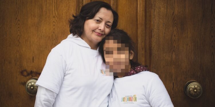 Una madre demanda a un club por negarle a su hija trans el acceso al vestuario femenino